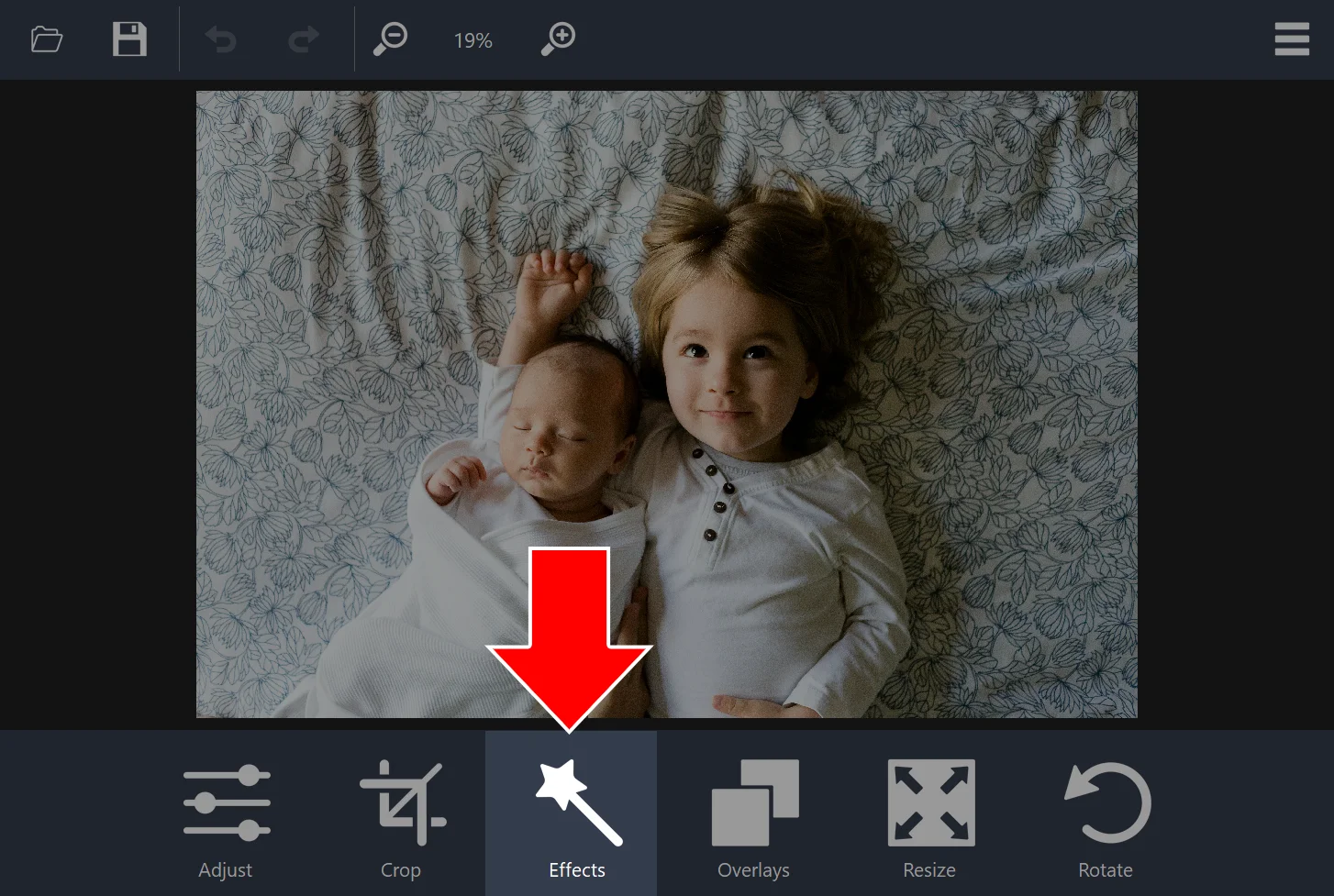 Photo editor with a photo open and an arrow pointing to the Effects button